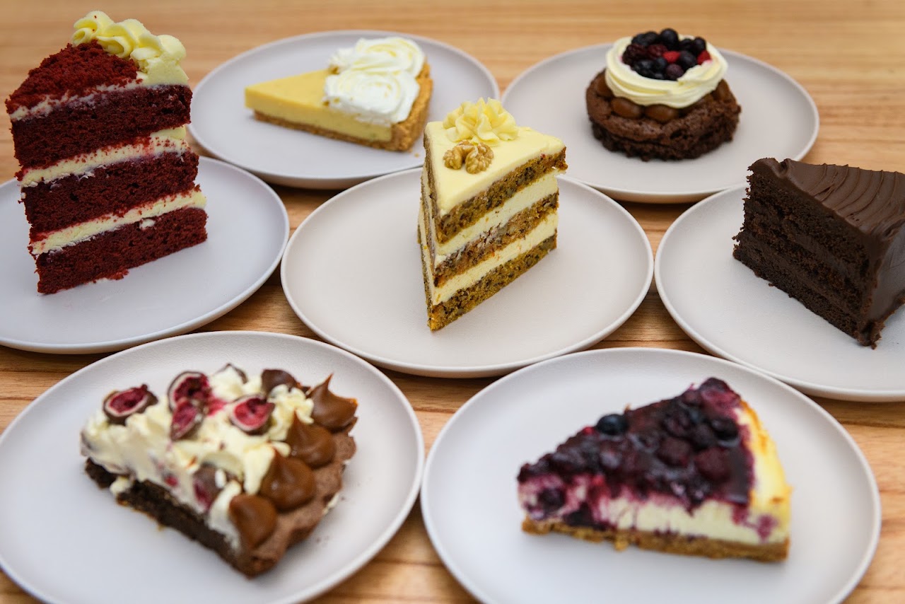 Mesa con cafés y tortas en Armando