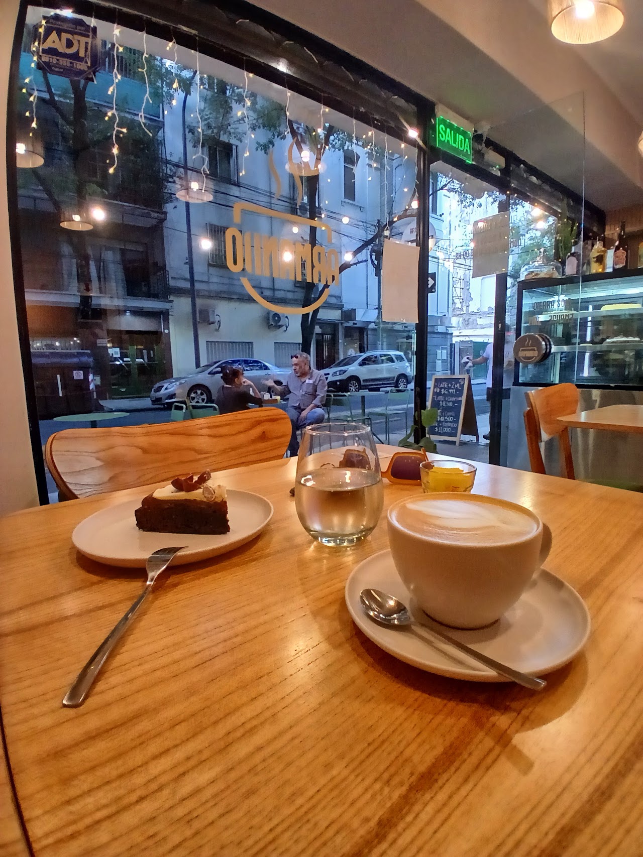 Fachada de Armando Café de noche